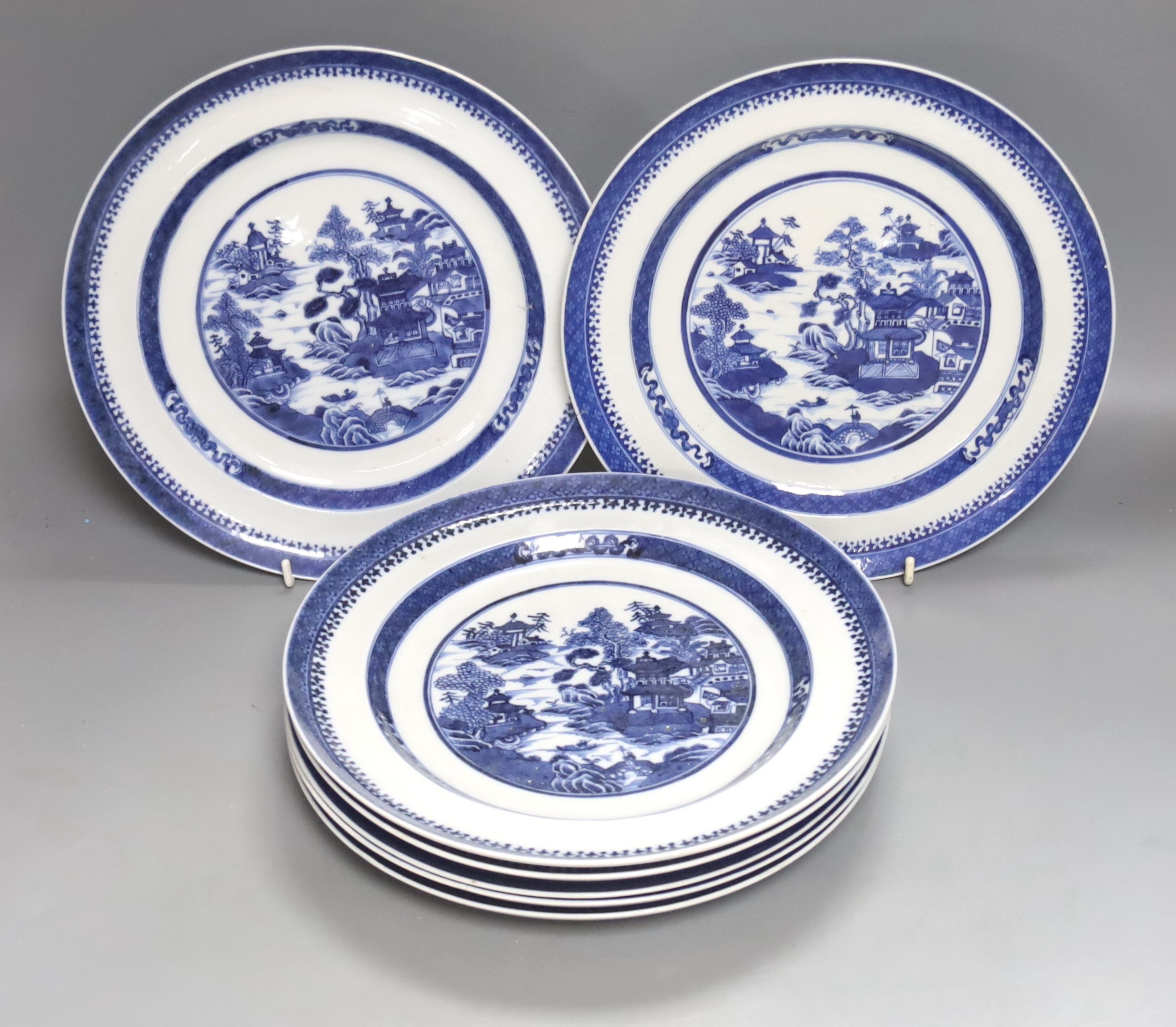 A set of seven 19th century Chinese blue and white plates, diameter 25cm